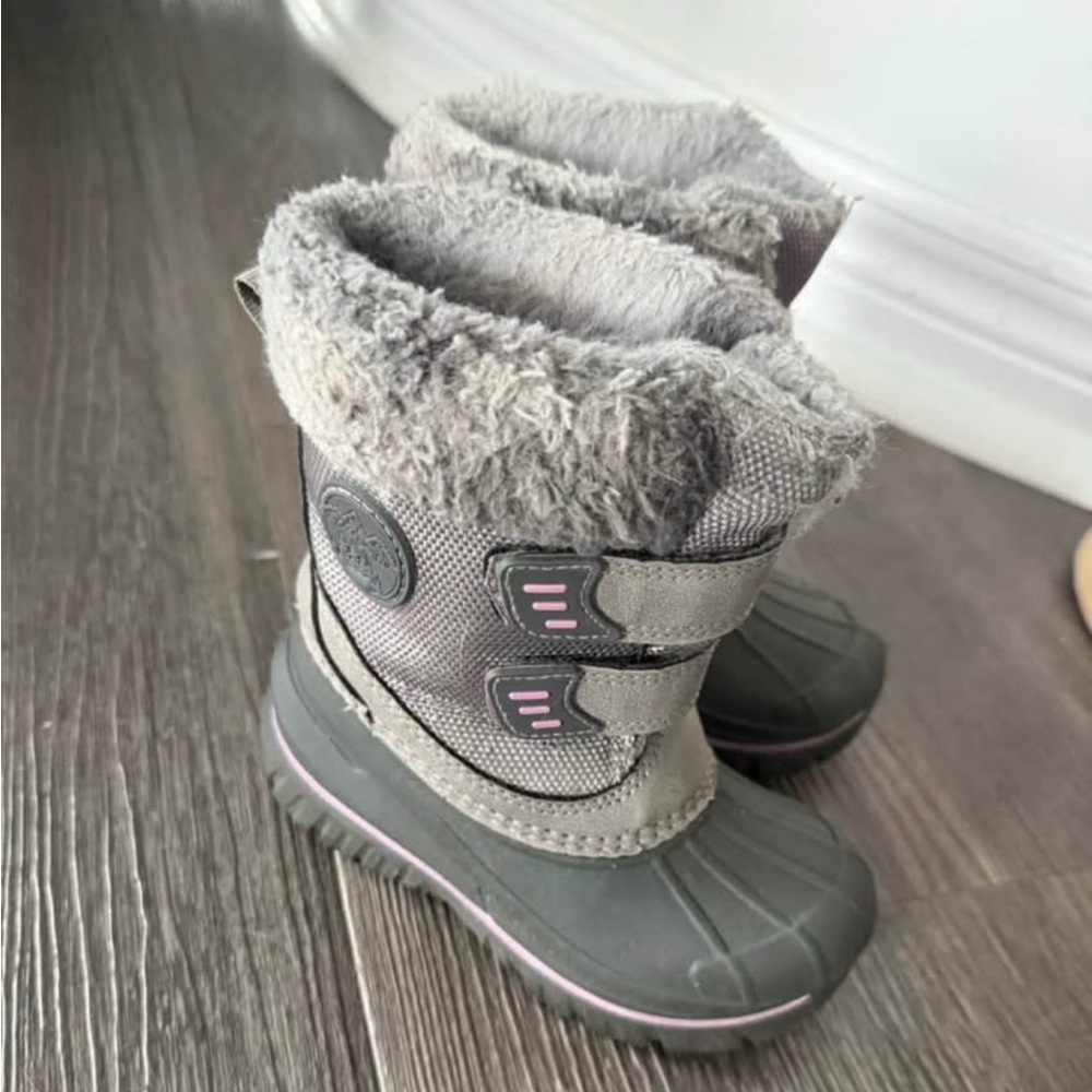 Toddler Size 7 - 4 pairs of shoes - Picture 5 of 10